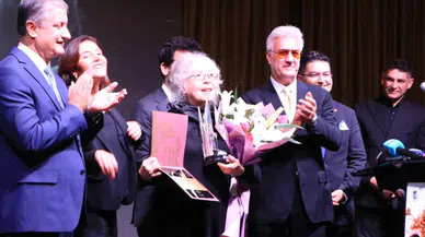 Oyuncu Meral Çetinkaya'ya 'Sakıp Sabancı Yaşam Boyu Başarı Ödülü' verildi