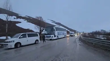 Yüksekova-Van kara yolunda heyelan : Kayalar yolu kapattı, ulaşım durdu