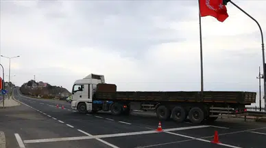 Düzce kara yolunda korkutan kaza : Tır makas attı , yol trafiğe kapandı