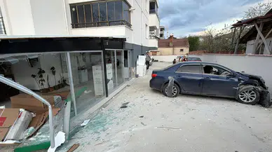 Tokat'ta otomobil markete girdi : Kazada 2 kişi yaralandı