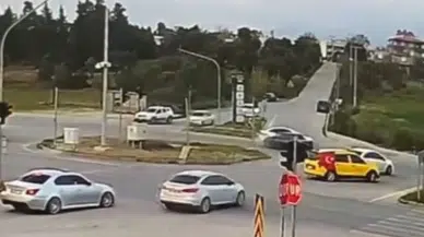 Manavgat’ta kırmızı ışık ihlali kazası : Tofaş başka araca çarptı