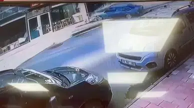 Elazığ'da kontrolden çıkan otomobil mağazaya girdi