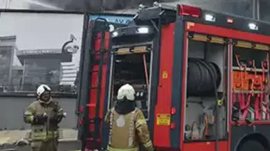 Fatih’te 3 katlı gelinlik mağazasında yangın : İş yerinde hasar oluştu
