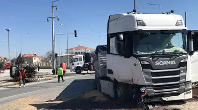 Konya'da tırın çarptığı traktör ikiye bölündü : Sürücüler yaralandı