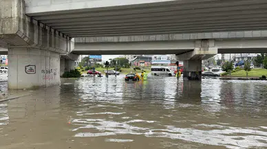 Adana'da sağanak hayatı felç etti : Yollar göle döndü