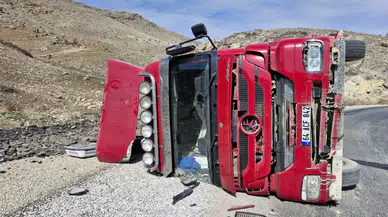 Afyonkarahisar'da kaza : Kömür yüklü tır devrildi, sürücü yaralandı