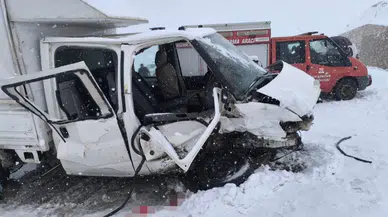 Hakkari'de kaza : 2 kamyonet kafa kafaya çarpıştı
