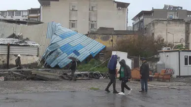 Hatay'da fırtına bilançosu : 2 araç hasar gördü, elektrik direkleri devrildi