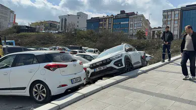 Arnavutköy'de fren ile gazı karıştıran sürücü 2 aracın üzerine çıktı