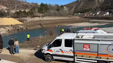 Tunceli'de dehşet anları : Köprüden baraj gölüne uçan sürücü aracın üstünde kurtarılmayı bekledi