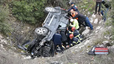 Bilecik'te cip kanala devrildi : 2 kişi yaralı kurtarıldı