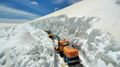 Ardahan'da 3,5 aydır karla kaplı olan yollar ulaşıma açılıyor