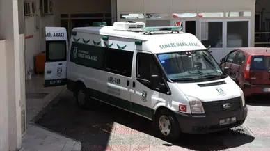 Hatay'da pat pat ağaca çarptı : Sürücü hayatını kaybetti