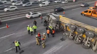Eyüpsultan TEM Otoyolu’nda hafriyat kamyonu devrildi!