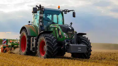 Ardahan'da traktörün altında kalan sürücü hayatını kaybetti