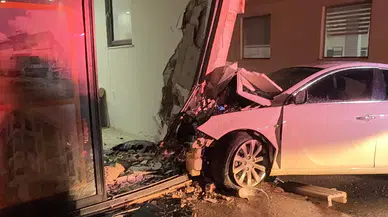 Gazipaşa'da otomobil iş yerine daldı : D-400 karayolunda feci kazada 3 ağır yaralı!