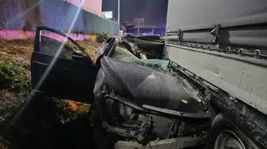 Kahramanmaraş'ta otomobil tıra ok gibi saplandı : 4 yaralı