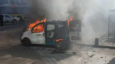 Gaziosmanpaşa’da park halindeki araç alevlere teslim oldu