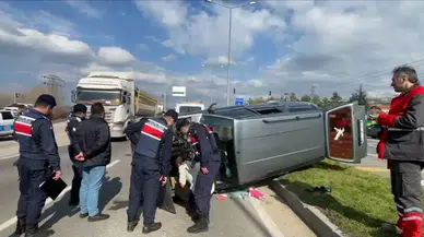 Bolu'da otomobil ile kamyon çarpıştı : 6'sı çocuk 9 kişi yaralandı