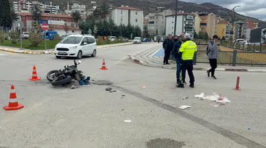 Tokat'ta feci kaza : Motosikletle otomobil çarpıştı, 2 kişi ağır yaralandı