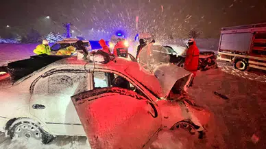 Bitlis'te kaza : 2 otomobil kafa kafaya çarpıştı