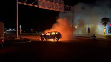 Hatay'da kaza yapan araç alev alev yandı