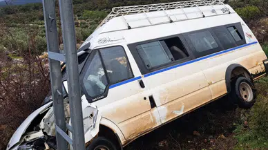 Mersin Silifke'de işçi servisi elektrik direğine çarptı : 4 yaralı!
