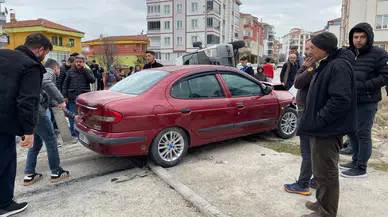 Çorum'da feci kaza ! Minibüs ile otomobil çarpıştı , 5 işçi yaralandı
