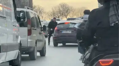 Ümraniye'de yol verme kavgası : Trafikte tekme tokat birbirine girdiler