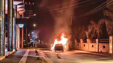 Antalya'da otomobilde korkutan yangın!