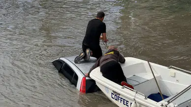 Antalya'da korkutan kaza : Otomobil Köprüçayı Irmağı’na uçtu