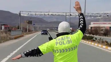 Manisa’da 'dur' ihtarına uymayan sürücü polis aracına çarptı : 725 bin TL ceza