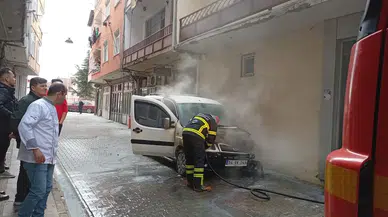 Sakarya Hendek’te park halindeki otomobilde yangın