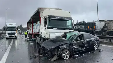 Kocaeli TEM Otoyolu'nda zincirleme kaza : 6 araç birbirine girdi, İstanbul yönü ulaşıma kapandı