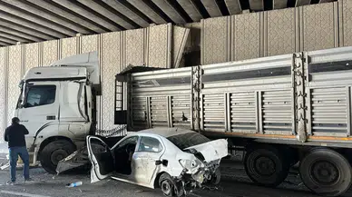 Uşak'ta kaza : Tır ile otomobil çarpıştı