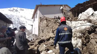 Van'da duvar çöktü : Kuzular altında kaldı