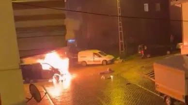 Başakşehir'de bir araç alevlere teslim oldu