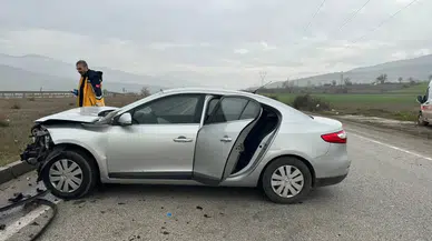 Amasya'da iki otomobil çarpıştı : 5 kişi yaralandı