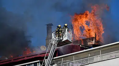 İstanbul Maltepe'de binanın çatısı yandı : 2 kişi tahliye edildi