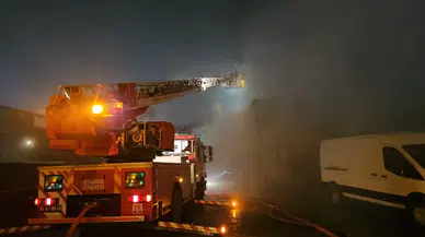 Sultangazi'de yangın : Trafoda başladı, kömür deposuna sıçradı