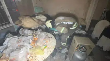 Avcılar'da çöp evde yangın paniği : Görme engelli adam evden çıkmak istemedi