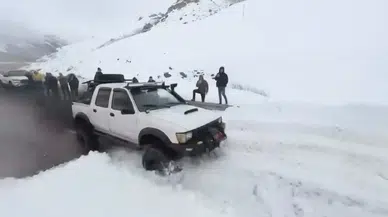 Trabzon-Bayburt kara yoluna çığ düştü, off-road ekipleri yardıma koştu