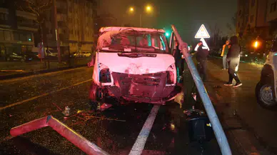 Nevşehir'de kaza : Minibüs refüje çarpıp karşı şeride geçti