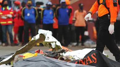 Endonezya'da helikopter düştü : 2'si pilot 8 kişi öldü