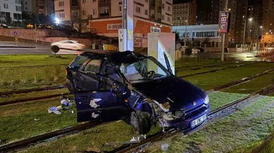 Kayseri'de kaza : Otomobil tramvay yoluna girdi