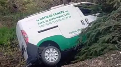 Sivas’ta cenaze nakil aracı şarampole uçtu : 2 yaralı