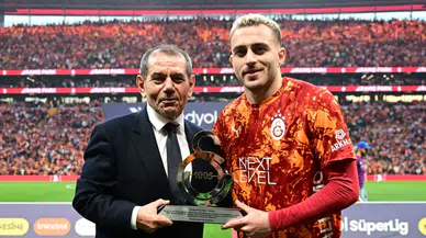 Dursun Özbek'ten Barış Alper Yılmaz'a plaket