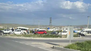 Eskişehir'de işçi servisi ile otomobil çarpıştı : Çok sayıda yaralı var
