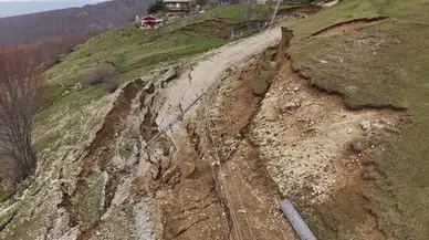 Samsun Ladik'te heyelan meydana geldi : Yollar kapandı , elektrikler gitti