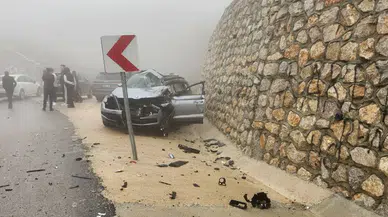 Antalya'da otomobil ve tır çarpıştı : 1 kişi öldü, 3 kişi yaralandı